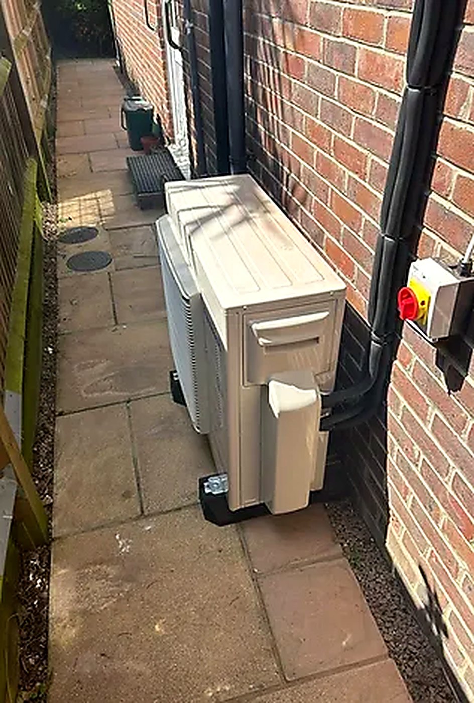 Outdoor condenser unit fitted in a brick side return